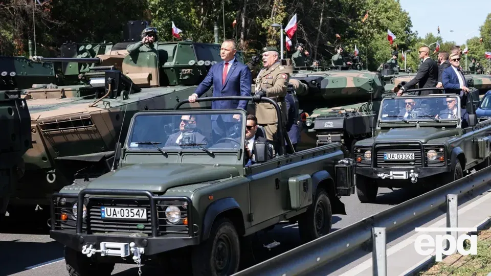Польща провела найбільший в історії військовий парад до Дня збройних сил
