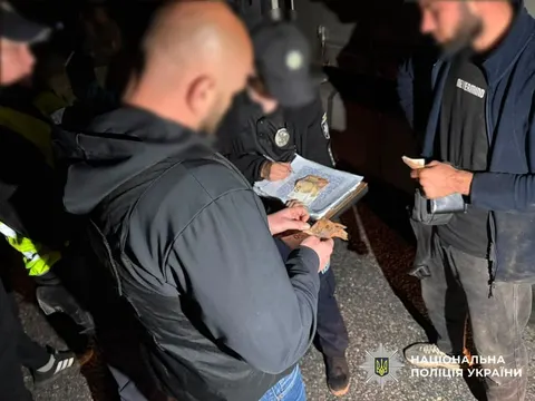 Схованка у вантажівці за $7500: поліція затримала організатора переправлення
