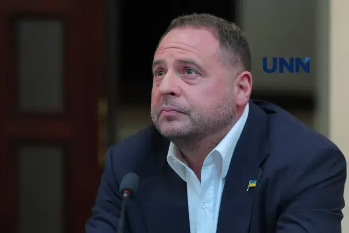 Захист Єрмака спростовує порушення запобіжного заходу під час поїздок на фронт