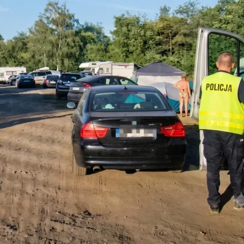 П'яний українець у Польщі розтрощив 10 автівок на пляжі: деталі