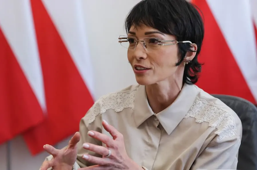 У Польщі урядова уповноважена пішла у відставку через скандал зі звітом, створеним за допомогою ШІ