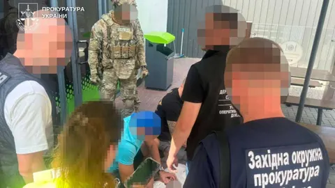 У Дніпрі затримали іноземця за продаж прав, бронювань і виїзду за кордон