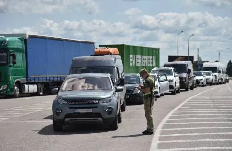 На західному кордоні — черги з понад 300 авто перед пунктами пропуску