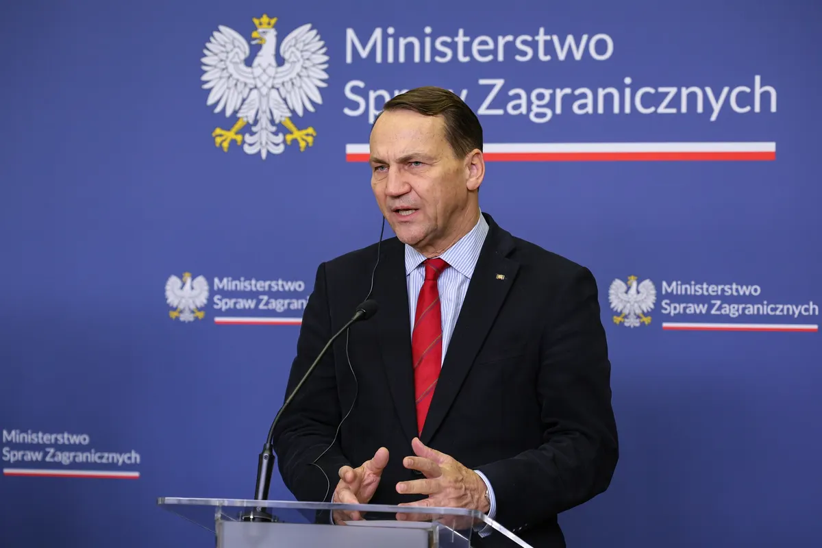 Сікорський не виключив потепління з Мінськом: що це означає для України