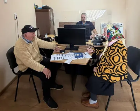 Буковинське подружжя 90 років оформило закордонні паспорти, щоб відвідати онуку
