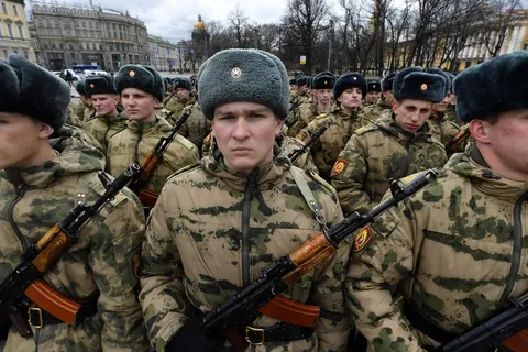 У РФ чоловіків таємно знімають з рейсів: нова схема фільтрації