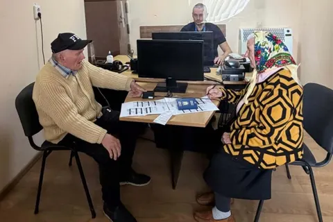 Подружжя з Буковини у 90 і 94 роки оформило закордонні паспорти — полетять до он