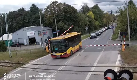 У Лодзі автобус застряг під шлагбаумом на переїзді: пасажири вибігали з салону