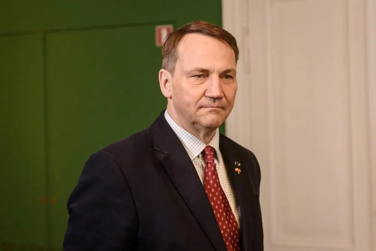 Сікорський розповів про власні запаси на випадок кризи та закликав поляків готуватися