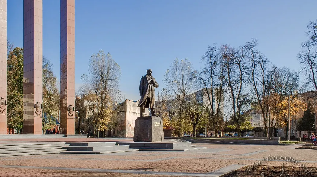 Сікорський закликав Україну обережніше обирати героїв для вшанування