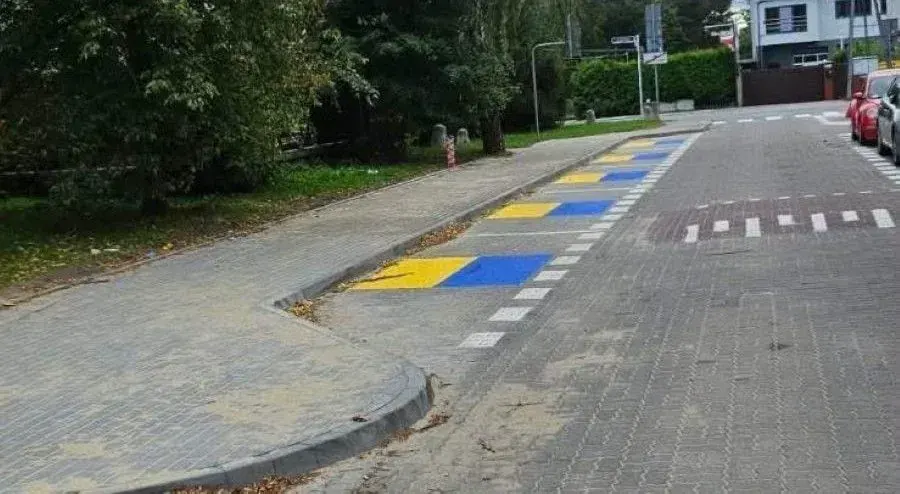 Синьо-жовта розмітка у Польщі: що означає і чи стосується українців