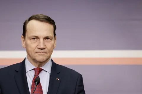 Сікорський: Європа має відповісти на гібридну війну РФ