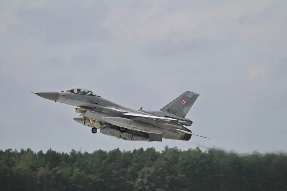 Польща посилює ППО через російські провокації: більше F-16 та гелікоптерів
