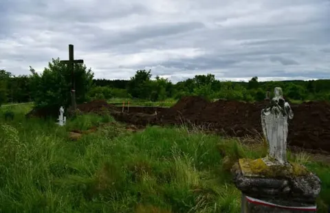 Польща отримала згоду Києва на ексгумації в Гуті Пеняцькій