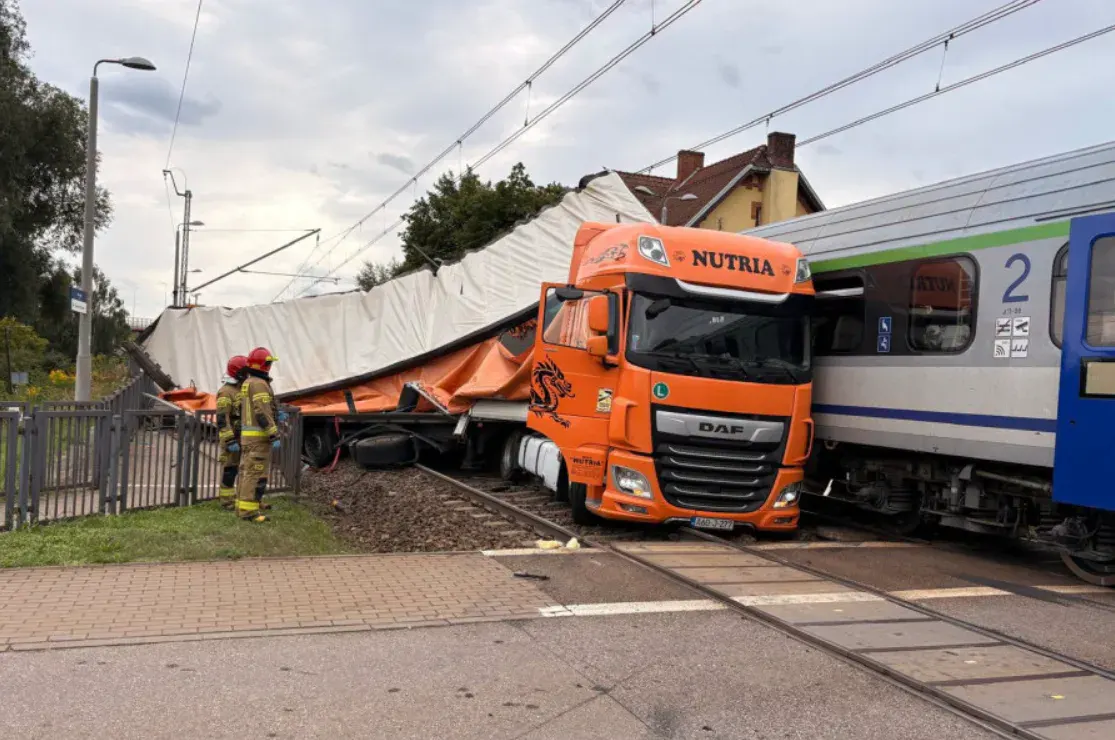 У Польщі потяг врізався у вантажівку: затримано майже 280 рейсів