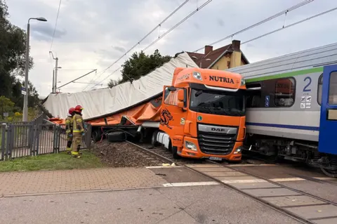 У Польщі потяг врізався у вантажівку: затримано майже 280 рейсів