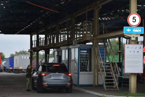 Черги на кордоні з Польщею: 20 авто та 80 пішоходів чекають у пунктах пропуску