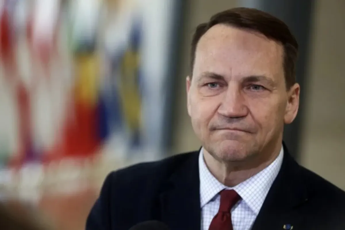 Сікорський: збивати ракети РФ краще над Україною, ніж над Польщею