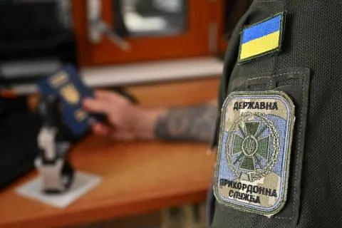 На кордоні з Польщею перед Устилугом зібралася черга з 30 автівок