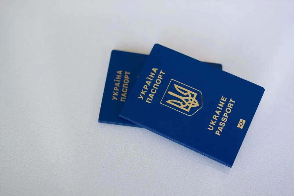 Виїзд з України: чи обов'язково ставити штамп у паспорті