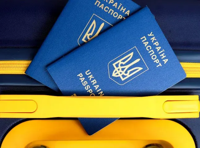 Податківці відстежуватимуть виїзди українців за кордон: що зміниться