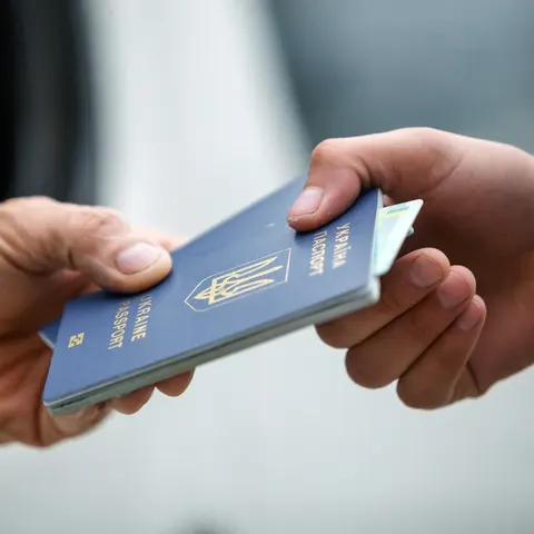 Жінки можуть вільно виїжджати з України: прикордонники не перевіряють військові документи