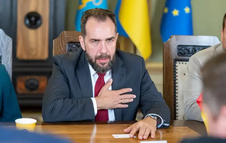 Суперечка в Польщі: чому Сікорський і речник Навроцького не зійшлися щодо посла в Україні