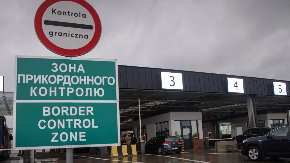 Понад 244 тисячі українців не повернулися з-за кордону за пів року