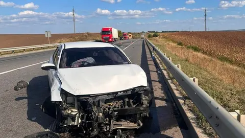 На Хмельниччині легковик зіткнувся з відбійником і вилетів на зустрічну смугу —