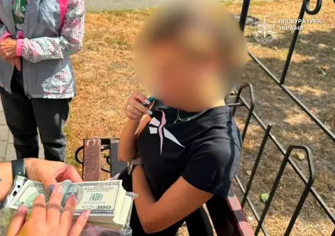 У Києві затримали посадовицю Червоного Хреста та волонтера за оборудку з бронюванням