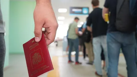 Партизани: у РФ чоловіків призовного віку не випускають за кордон