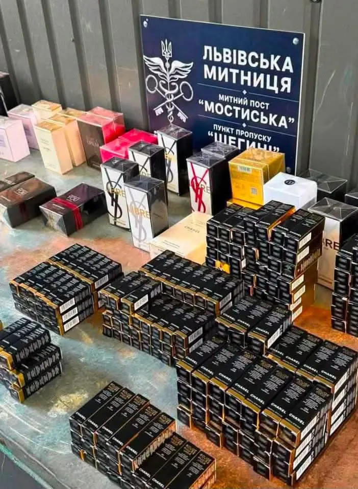 Парфуми на мільйон: на кордоні з Польщею затримали незадекларований вантаж