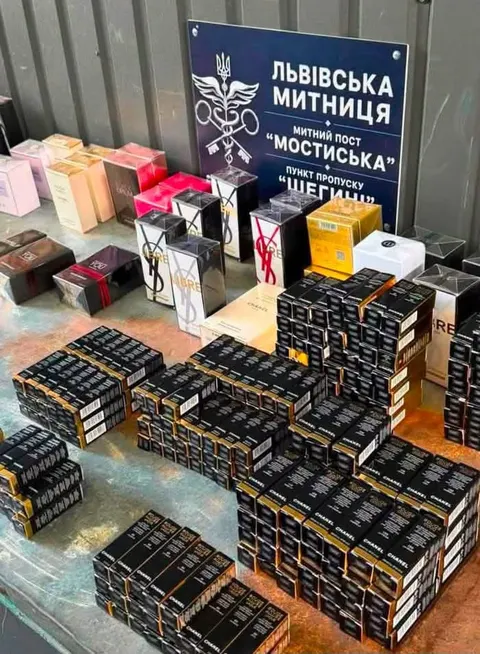 Парфуми на мільйон: на кордоні з Польщею затримали незадекларований вантаж