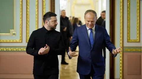 У Польщі закликають Туска підписати рішення про позбавлення Зеленського ордена