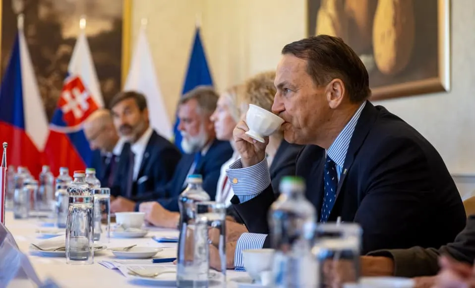 Сікорський: Європа має показати Путіну, що її не залякати
