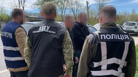 На Львівщині судитимуть двох за організацію незаконного виїзду за 8 тисяч доларі