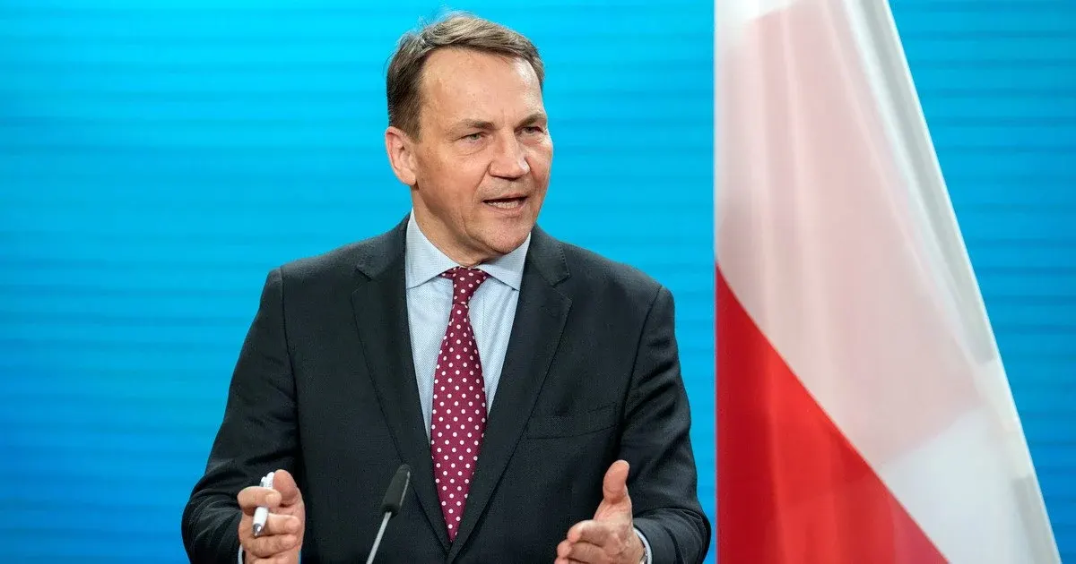 Польща погрожує ЄС: Сікорський розкритикував рішення Зеленського про УПА