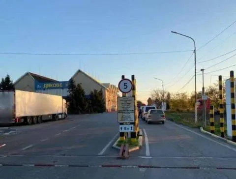 На кордоні з Польщею зранку скупчилося понад 130 автівок