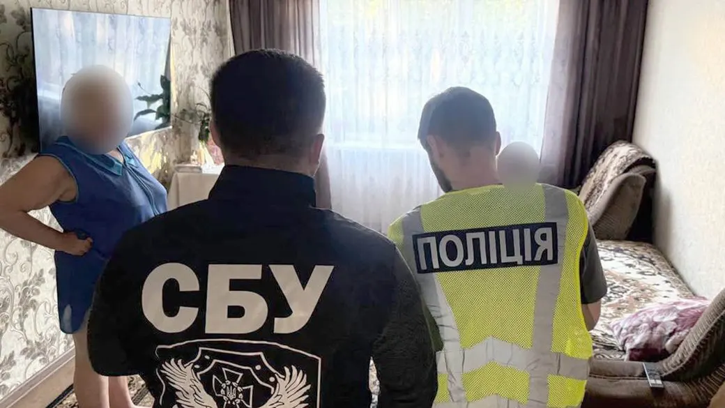 Схема бронювання та виїзду за кордон: на Хмельниччині підозрюють трьох жінок