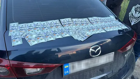 На Закарпатті викрили схему переправлення через кордон: аванс у 6400 доларів і к