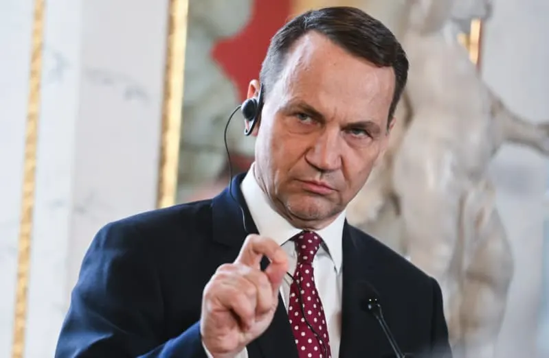 Сікорський розповів, як готується до можливої війни: укриття, рис і варення