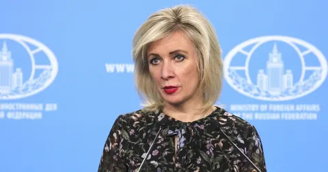 Захарова відповіла Сікорському: «Русофобія головного мозку»