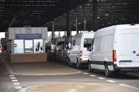 Черги з 85 авто на кордоні з Польщею: ситуація на КПП