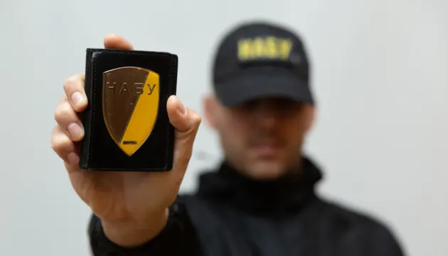 НАБУ викрило експосадовця МЗС у розкраданні $1,28 млн пожертв