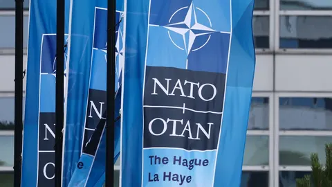 Сікорський пропонує НАТО тиснути на Калінінград, щоб відтягнути сили РФ з Україн