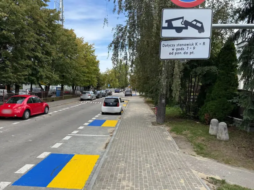 Синьо-жовта розмітка біля шкіл у Польщі виявилася стандартом Kiss and Ride